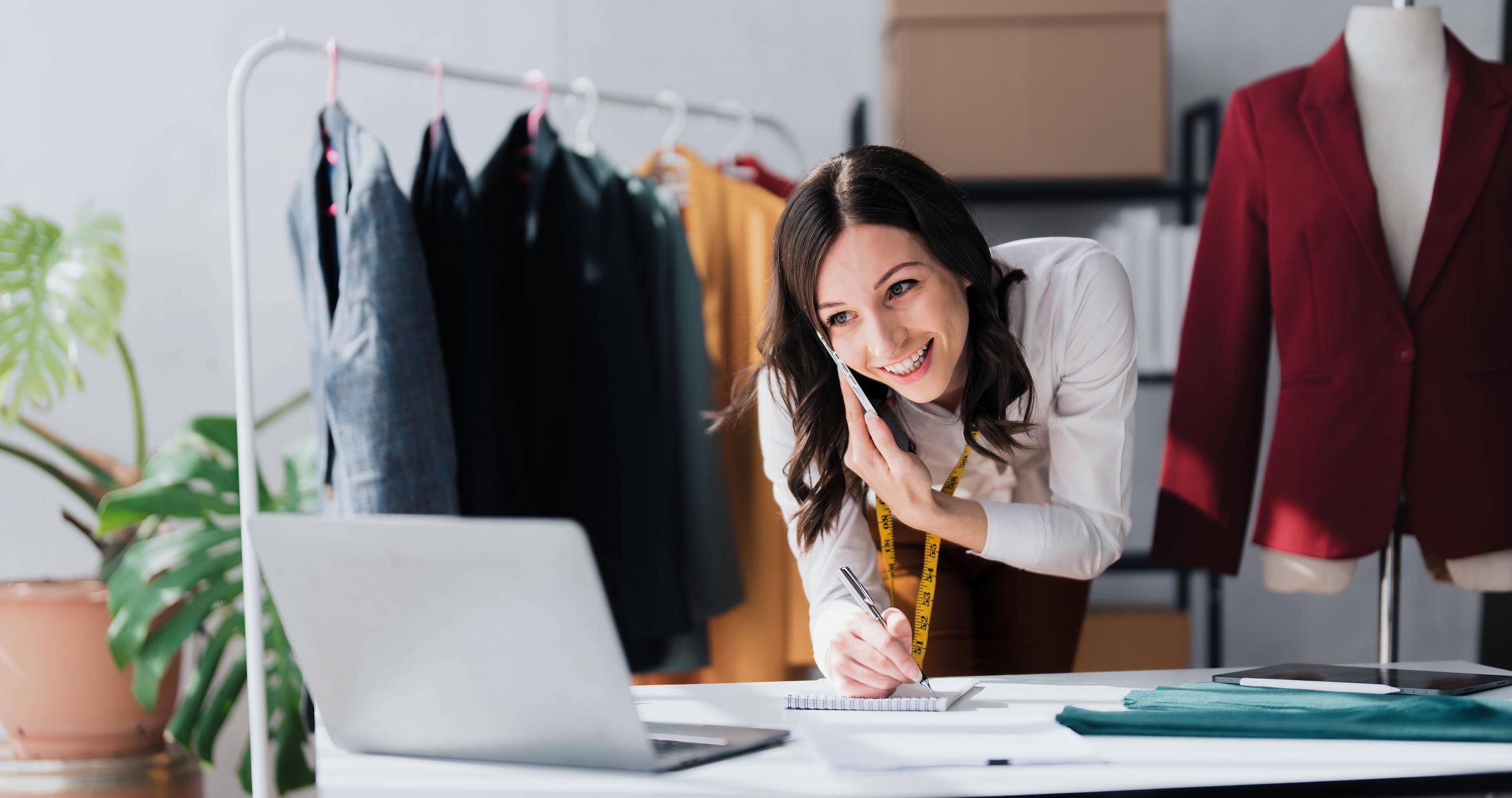 Comerciante feliz viendo ejemplos de tiendas online creadas con jShop.