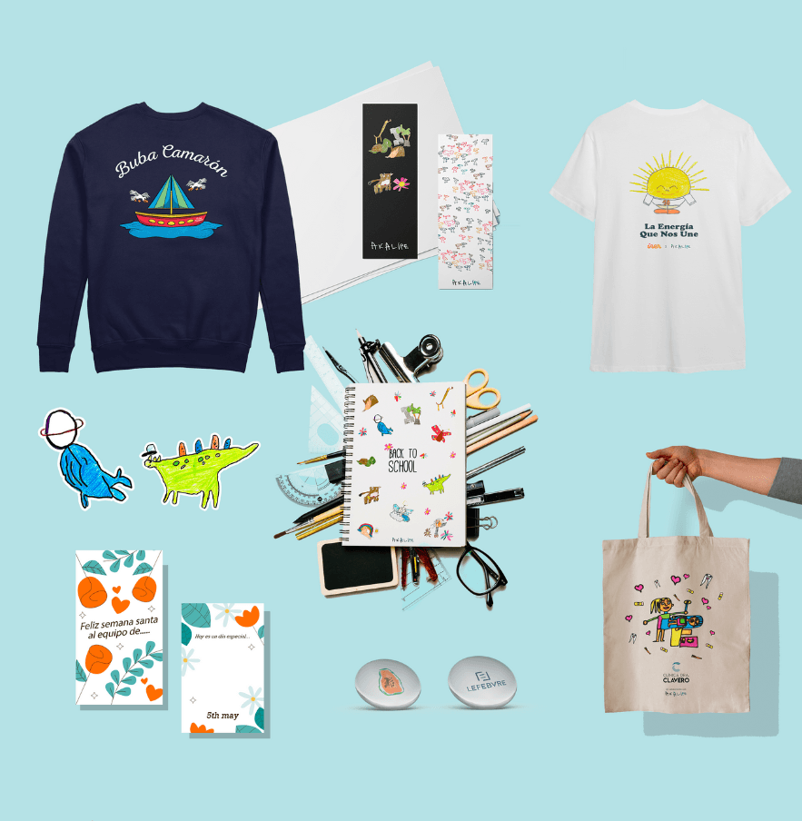 Conjunto de productos personalizados con diseños creativos, incluyendo una sudadera azul, una camiseta blanca, libretas, marcadores de páginas, stickers, una bolsa de tela ilustrada y material de oficina, presentados sobre un fondo azul claro.