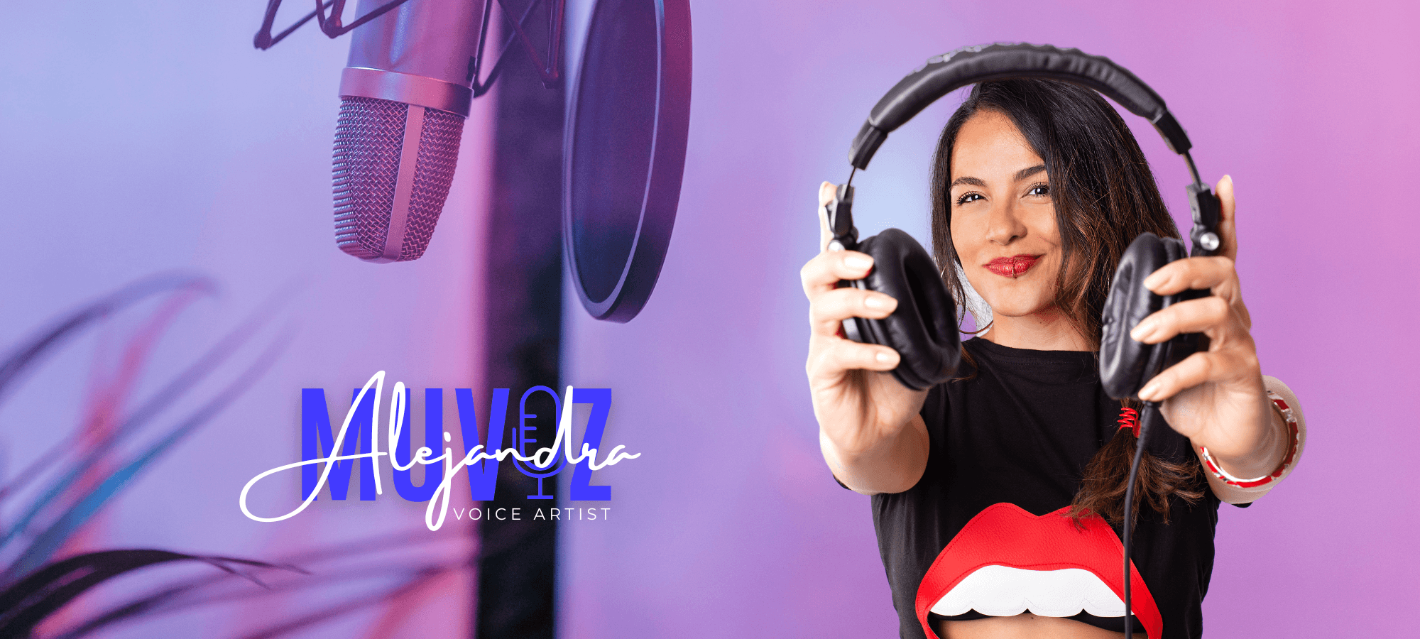 Alejandra, artista de voz, sonriendo mientras sostiene unos auriculares frente a un micrófono de estudio, fondo colorido y vibrante.