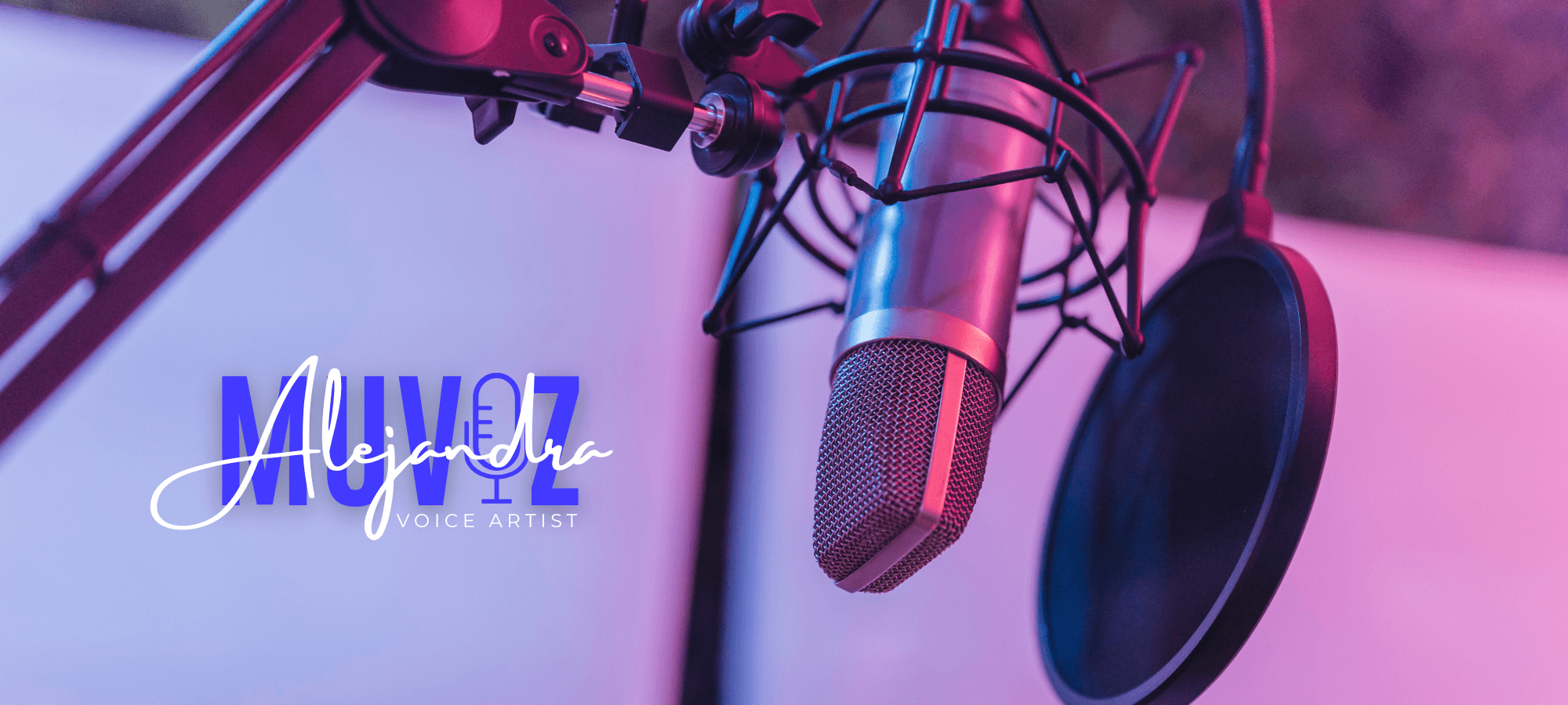 Micrófono profesional con filtro pop montado en un brazo ajustable, iluminado con tonos púrpura y azul, acompañado del texto 'Alejandra Voice Artist' como parte del diseño.