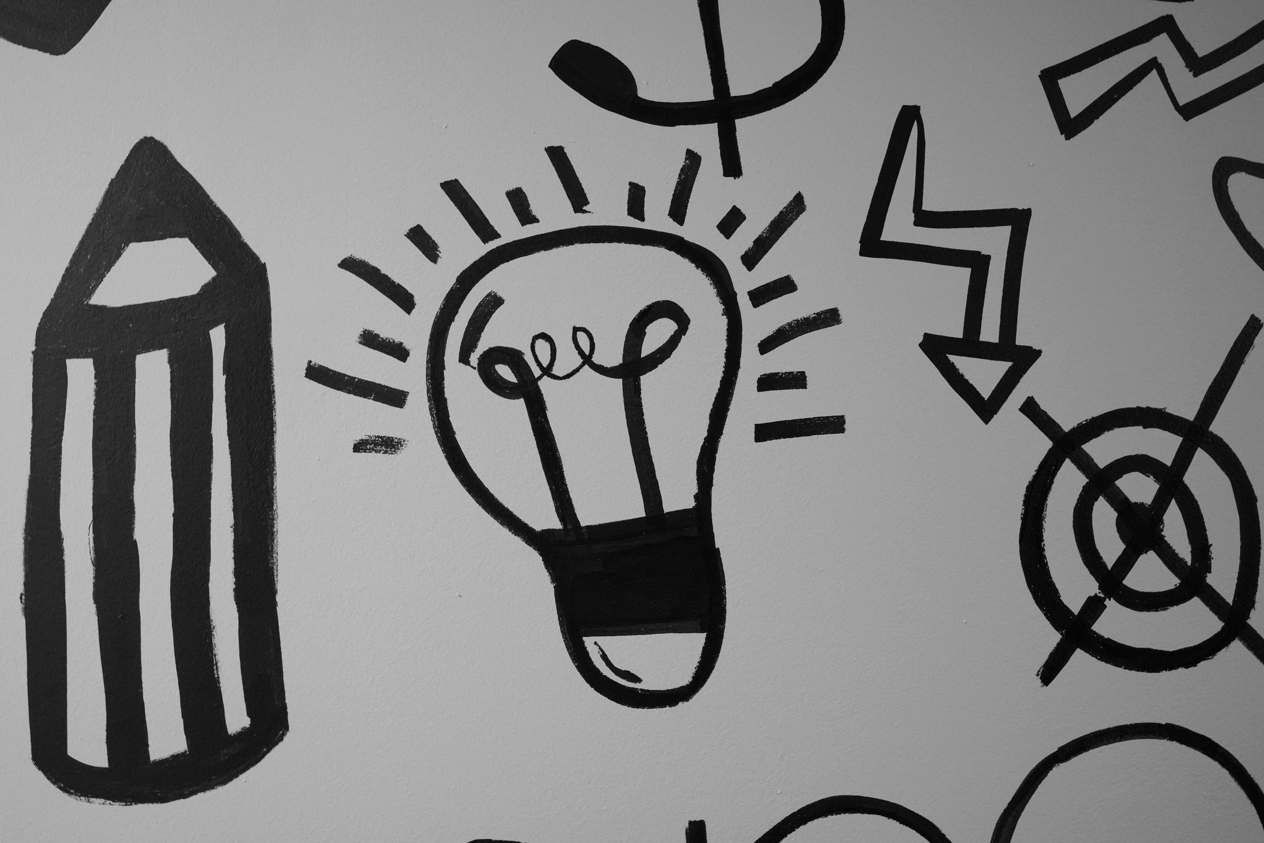 Palabras Digital Marketing en fichas, teclado a la izquierda y smartphone a la derecha.