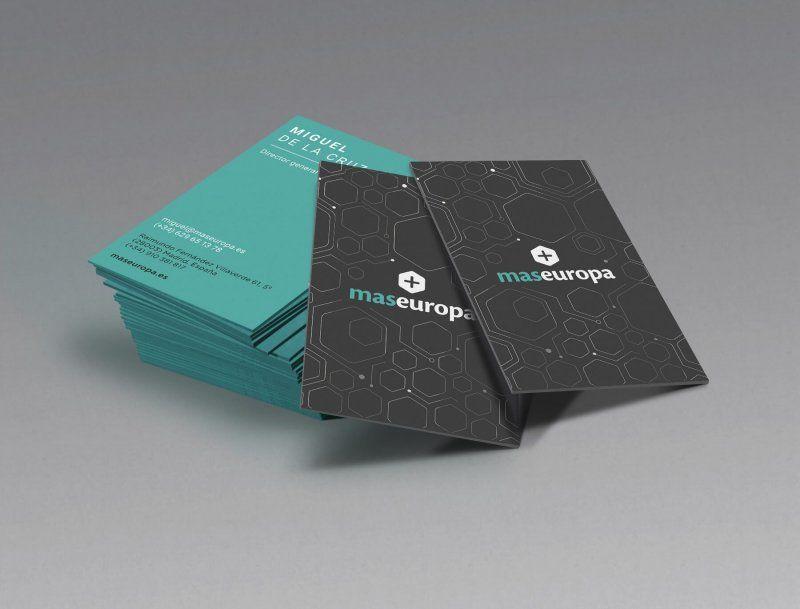 Tarjetas de visita con diseño negro y verde con detalles geométricos modernos.