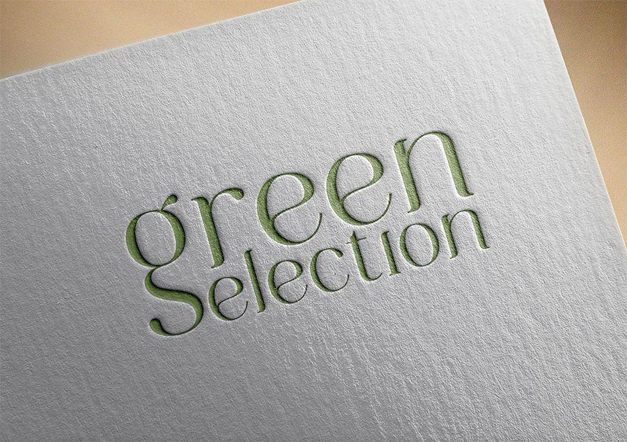 Logotipo en relieve verde con texto en tipografía elegante.